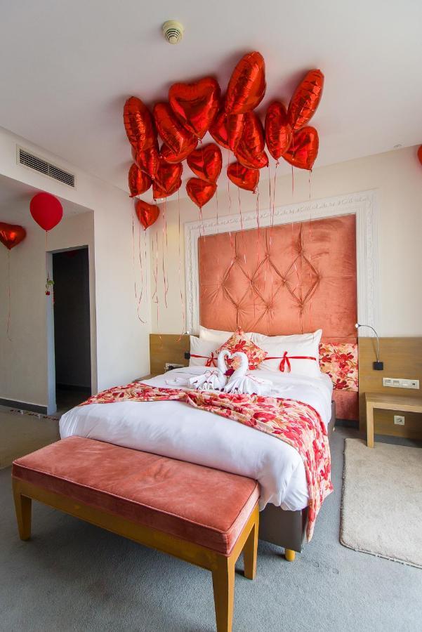 Mandarin Palace Hotel & Spa 丹吉尔 外观 照片 A bedroom decorated for Valentine's Day